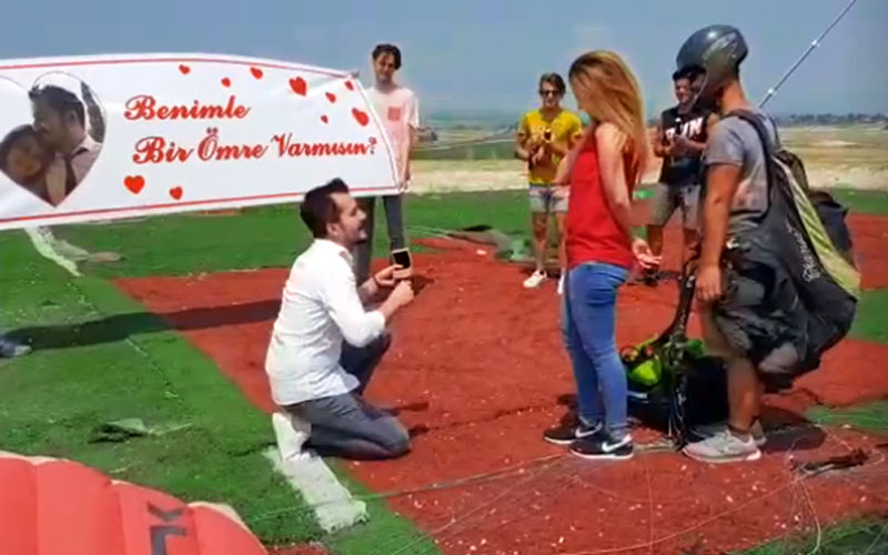 Havadan paraşütle inen kız arkadaşını evlilik teklifiyle karşıladı