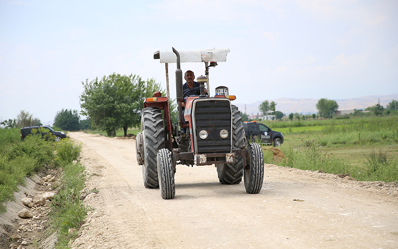 Pamukkale Belediyesi’nden çiftçilere yol desteği