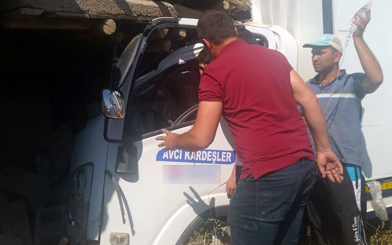 Kontrolden çıkan kamyonet eve girdi
