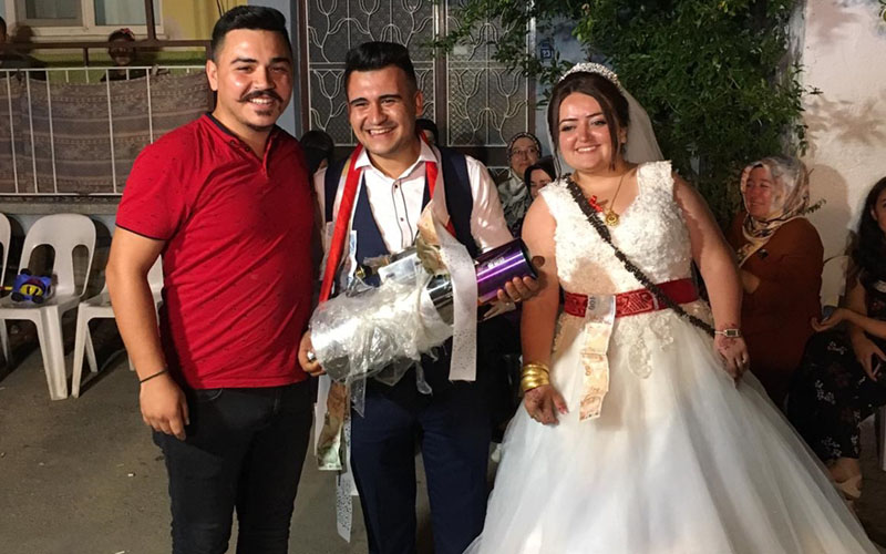 Damada takı töreninde “egzoz ve çelik jantlı tekerlek” takıldı