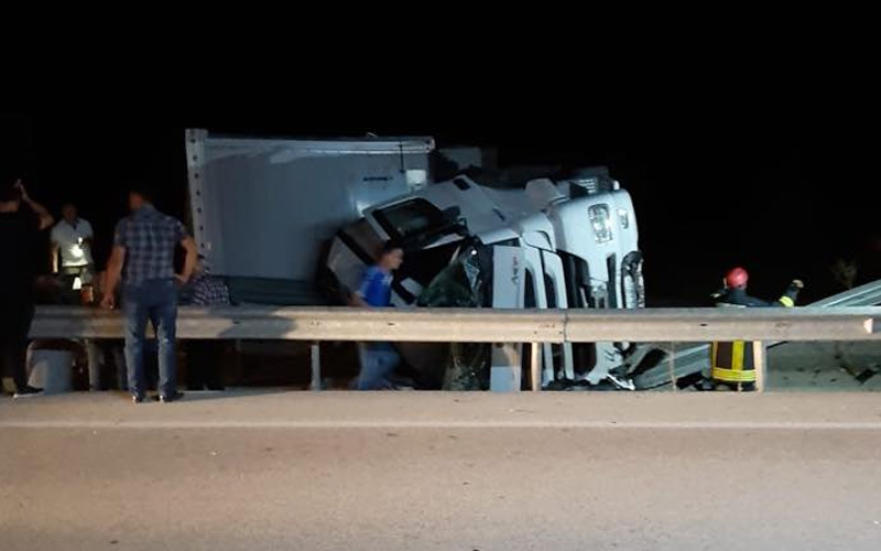 Bariyerlere çarparak devrildi