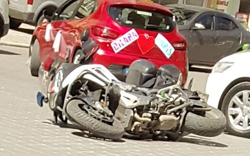 Polis motosikletiyle otomobil çarpıştı: 1 yaralı