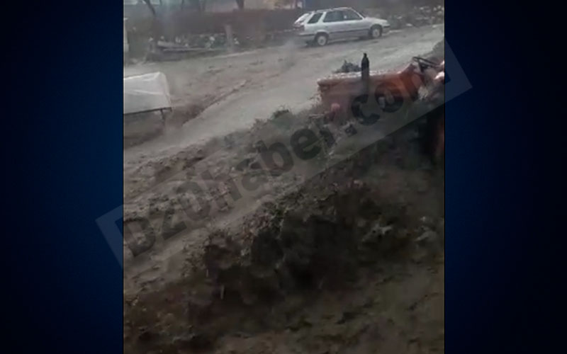 Traktör selin ortasında kaldı