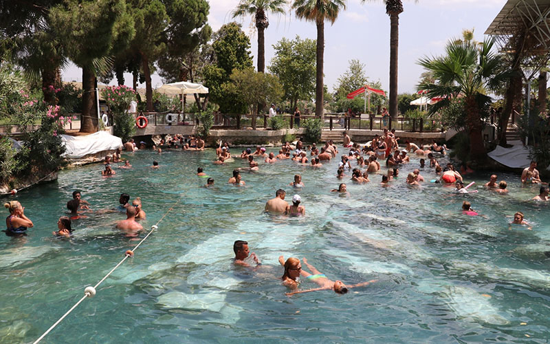Binlerce yıllık antik havuzda günde 2 bin 500 turist yüzüyor