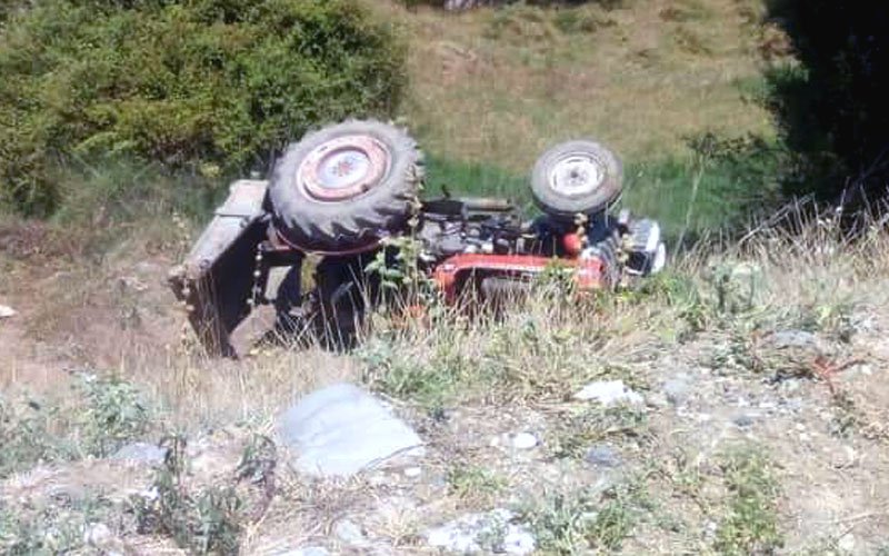 Traktör devrildi sürücüsü öldü