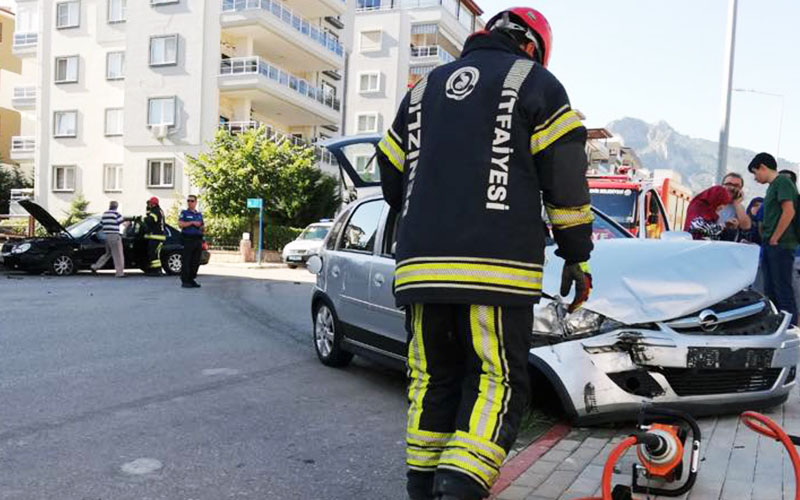 2 otomobil çarpıştı, yürekler ağıza geldi