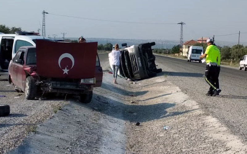 Otomobille çarpışan kamyonet devrildi. 3 yaralı
