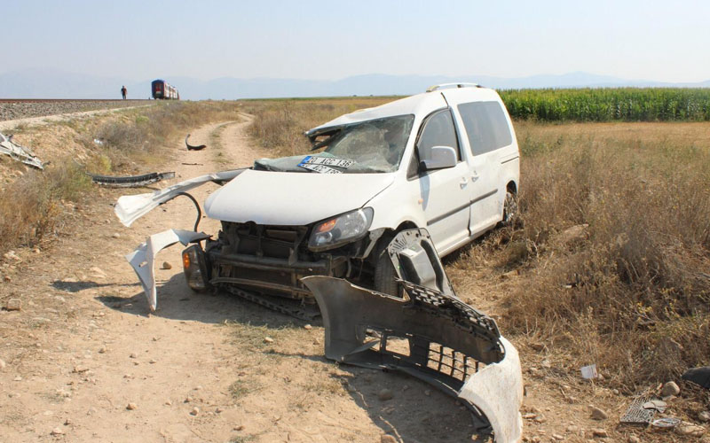 Pamukkale Ekspresi otomobile çarptı: 1 ölü