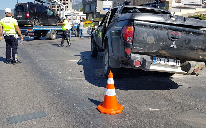 Pikap ile hafif ticari araç çarpıştı: 2 yaralı