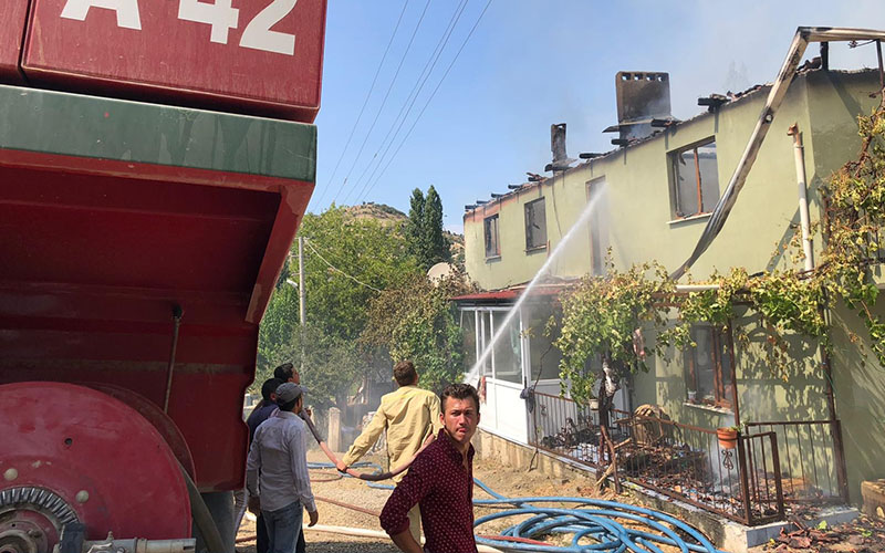 Alevler evi oturulamaz hale getirdi