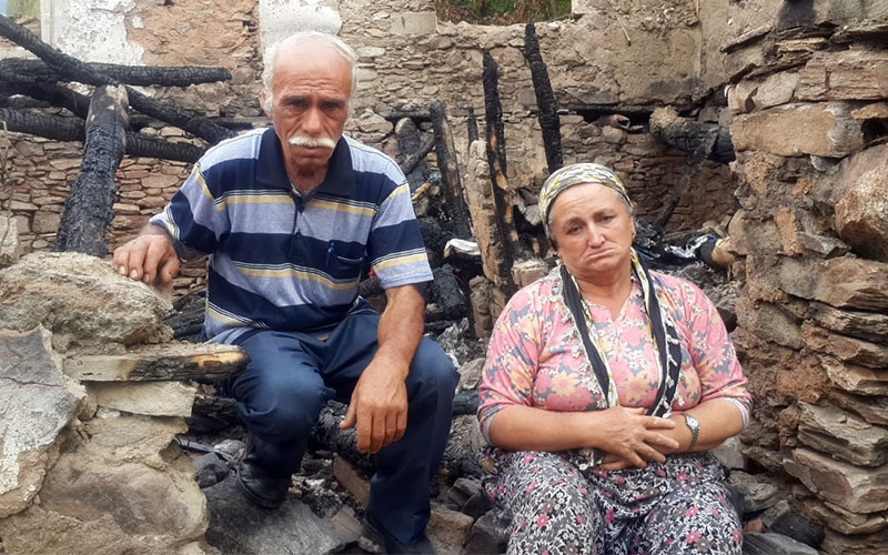 Evleri eşyalarıyla birlikte yanan çift yardım bekliyor