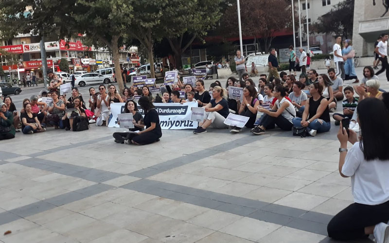Kadına şiddeti oturma eylemiyle protesto ettiler