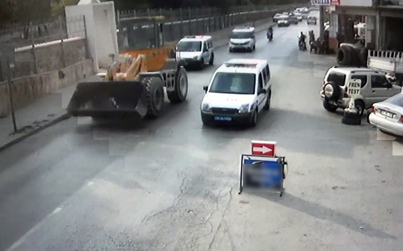 ‘Maaşımı alamıyorum’ dedi, iş makinesi ile polisi kaçırdı