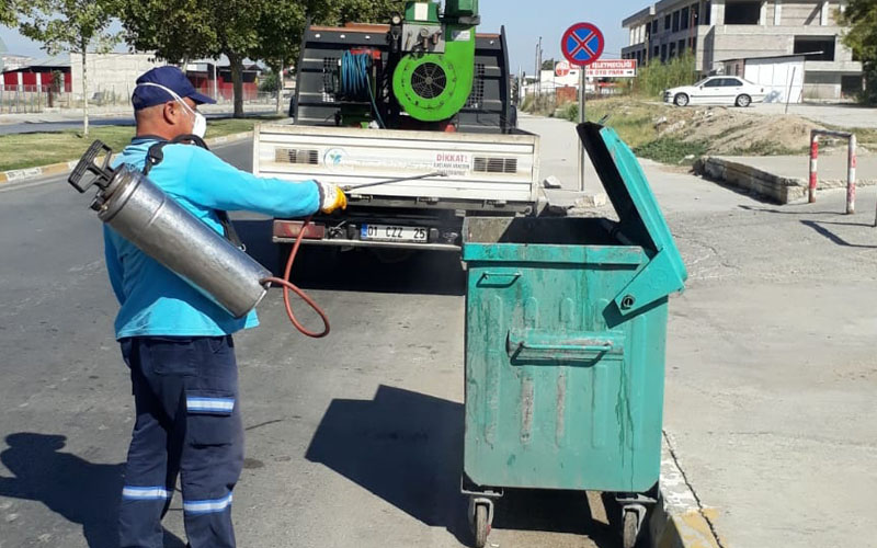Merkezefendi’de çöp konteynırları dezenfekte ediliyor