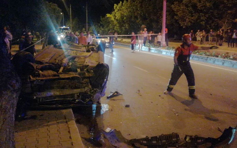 İki otomobil çarpıştı, ortalık savaş alanına döndü
