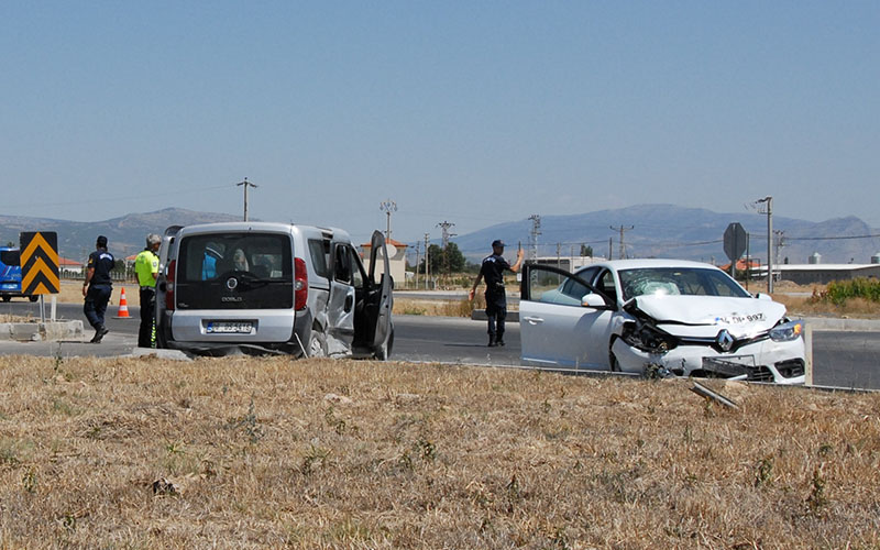 Otomobil ile hafif ticari aracın çarpıştığı kazada 4 kişi yaralandı