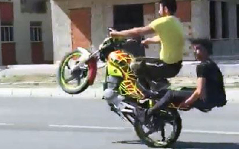 Motosikletli gençlerin canlarını hiçe saydığı anlar