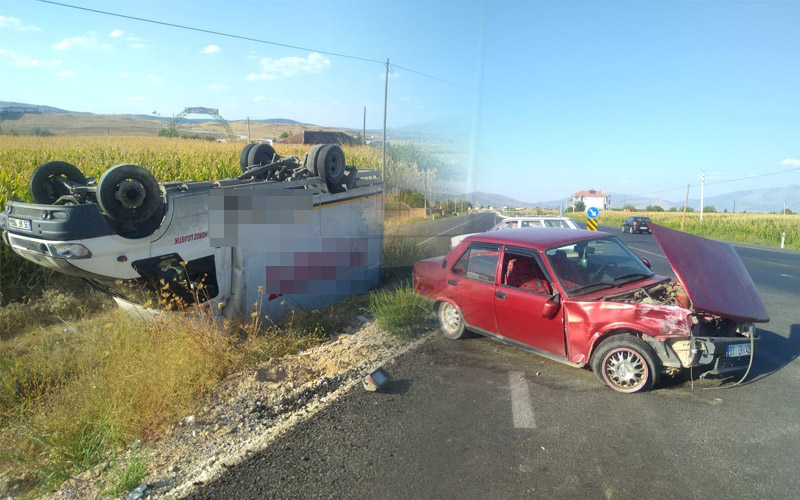 Kamyonet ile otomobil trafiğe kapalı yolda çarpıştı