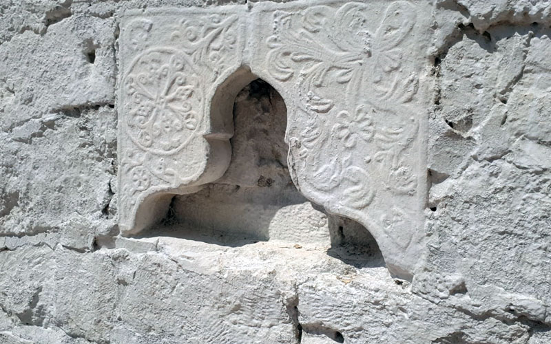 Antik kentten götürülen eserler duvar yapımında kullanılmış