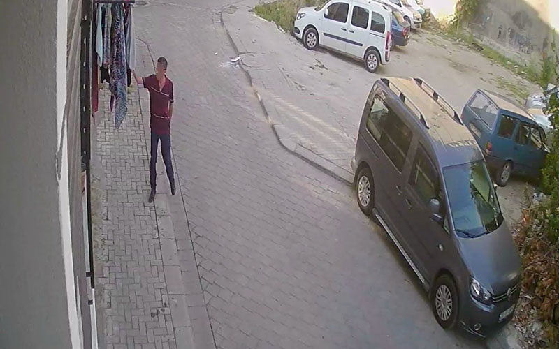 Telde asılı okul üniformasını çaldı