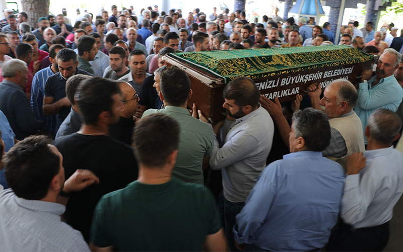 Yük asansöründe sıkışarak ölen çocuk işçi toprağa verildi