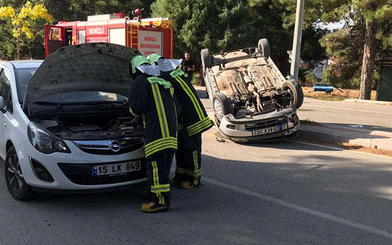 2 otomobil çarpıştı, 1’i ters geldi