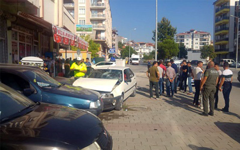 Kontrolden çıkan otomobil kaldırımda bulunanlara çarptı: 2 yaralı