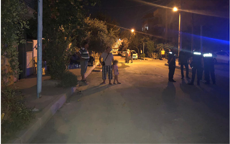 Küfredip, tehdit savuran kişiyi linç edilmekten polis kurtardı