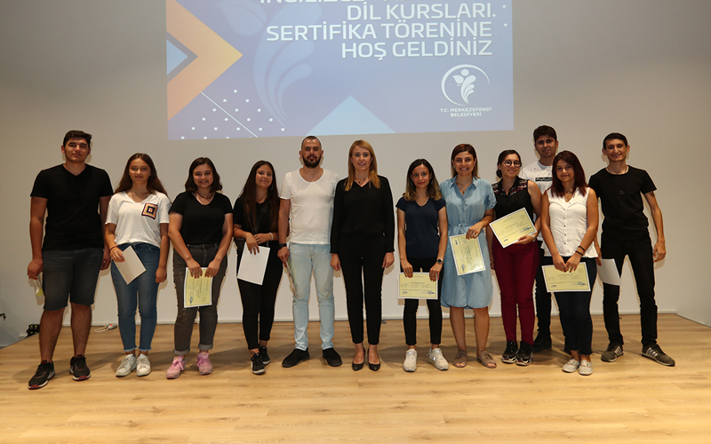 Yabancı dil kursunu tamamlayan 84 kişiye sertifika
