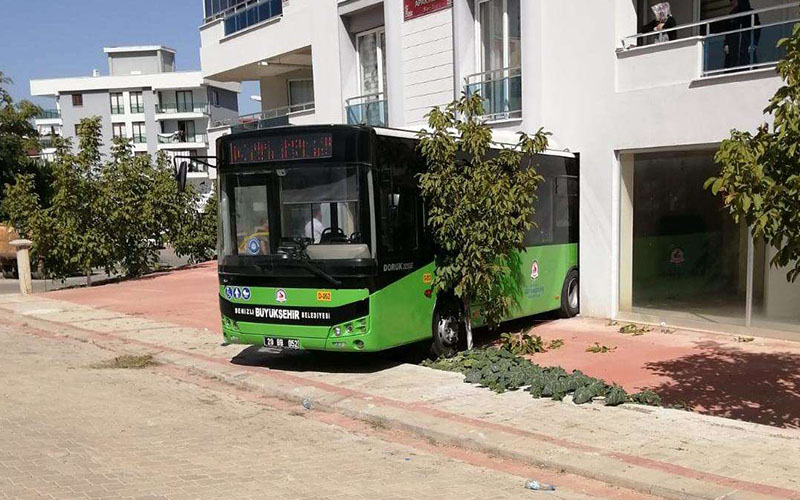 Belediye otobüsü işyerine daldı