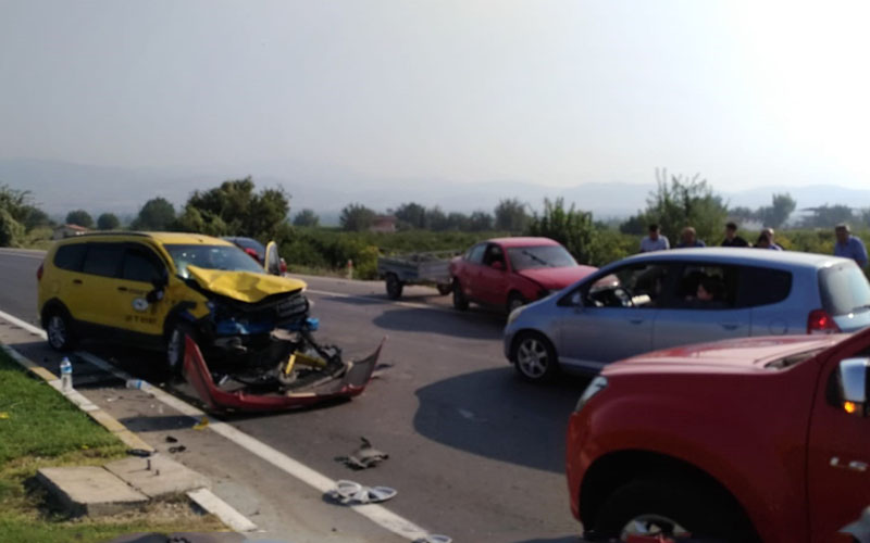 Taksi otomobille çarpıştı: 2 yaralı