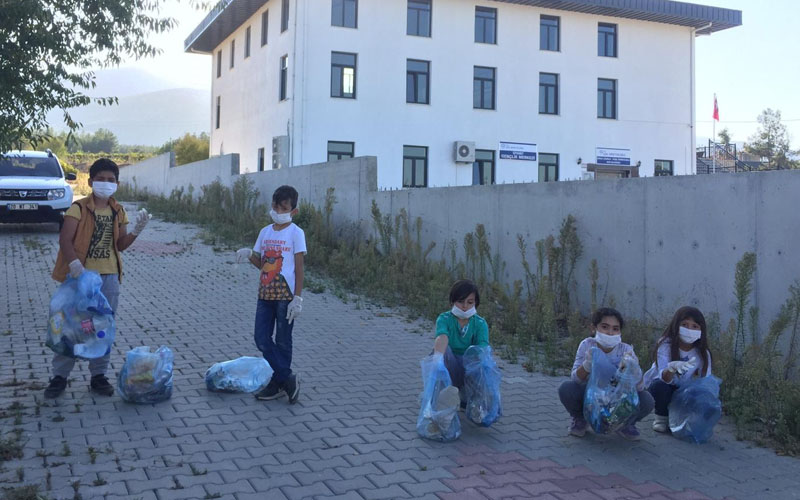 Çocuklardan sokak temizliği