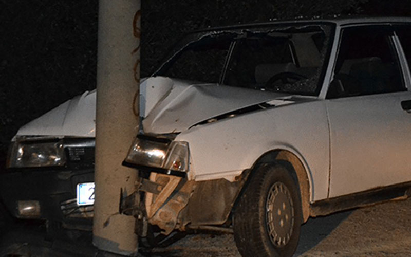 Otomobil kaldırımdaki elektrik direğine çarptı