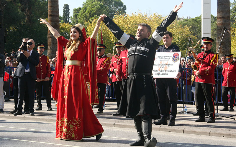 29 Ekim kutlamalarında gardiyanlardan halk oyunları resitali