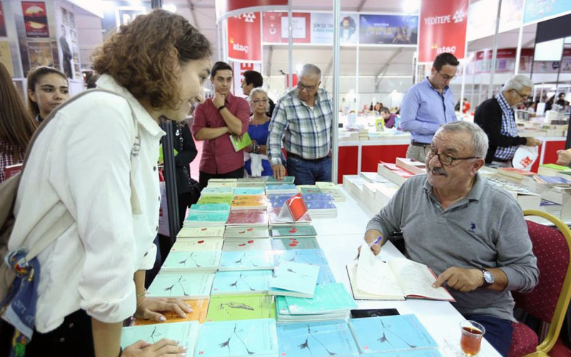Denizlili yazar Hasan Ali Toptaş, kitaplarını imzaladı