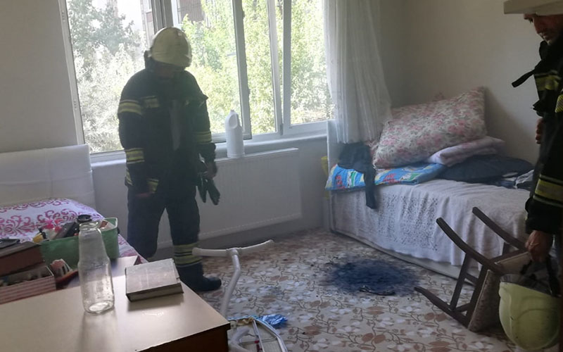 Odasını ateşe veren zihinsel engelli kızı itfaiye kurtardı