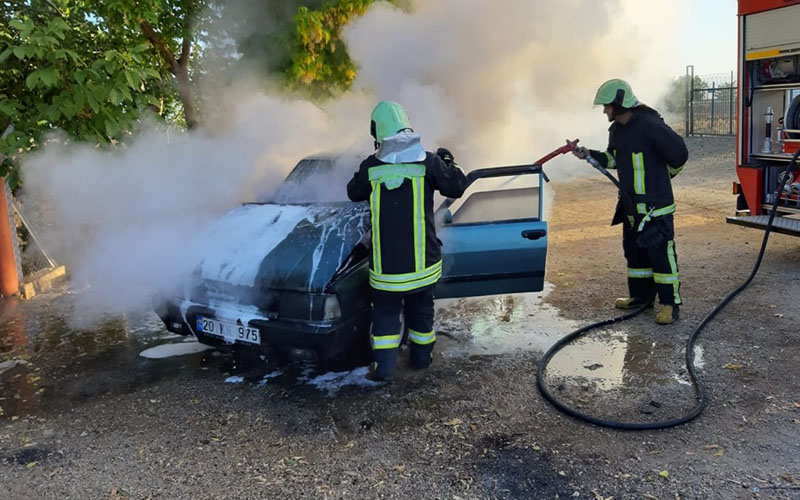 Otomobil alev aldı, itfaiye ekibi çabuk yetişti