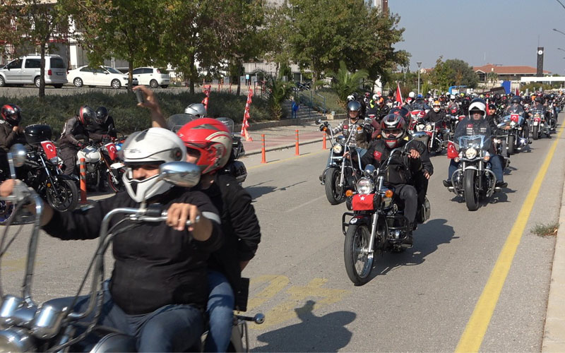 500 motosikletliyle Cumhuriyet Korteji