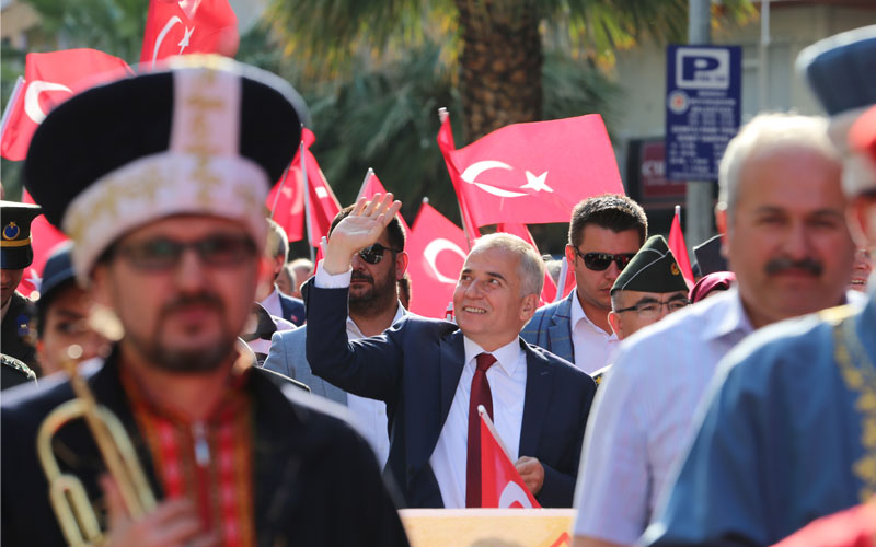 Büyükşehir’in organizasyonuyla Cumhuriyet yürüyüşü