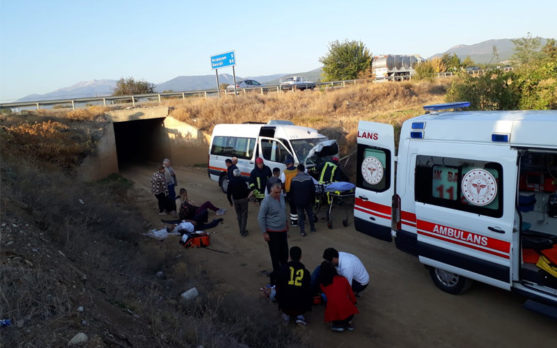 Minibüs ile traktör çarpıştı: 11 yaralı