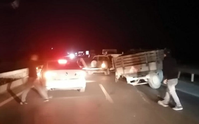 Otomobil traktöre arkadan çarptı
