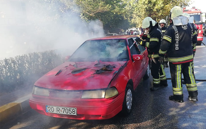 Denizli’de seyir halindeki otomobil yandı