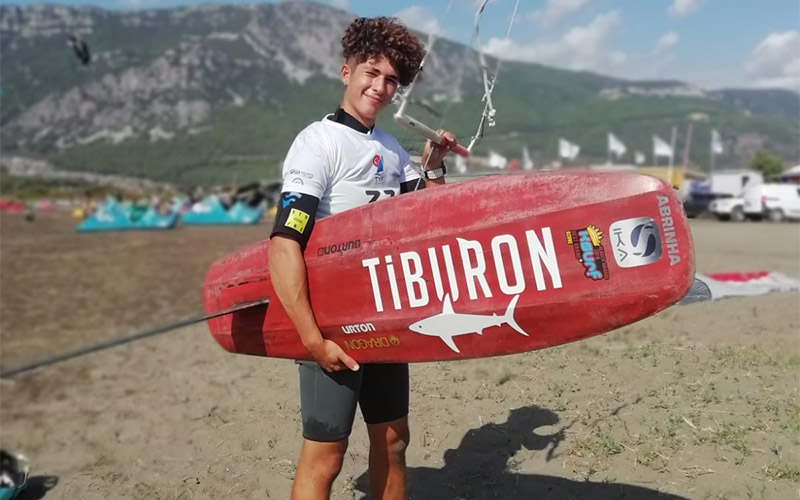 Yavuzçehre Tekstil’in markası Tiburon’un sporcusu sörfte Türkiye birincisi oldu