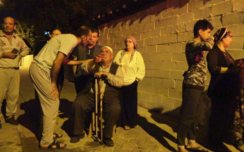 Evlerinin yanmasını gözyaşı dökerek izledi