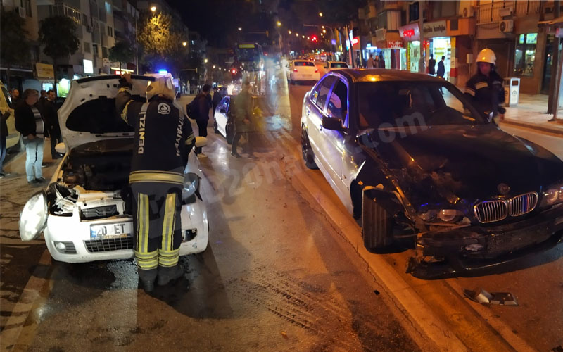 2 otomobil çarpıştı, caddede trafik durdu