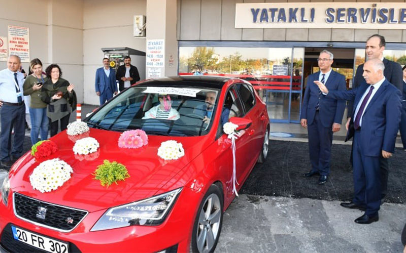 Hastane kapısına gelin arabasıyla dayandı