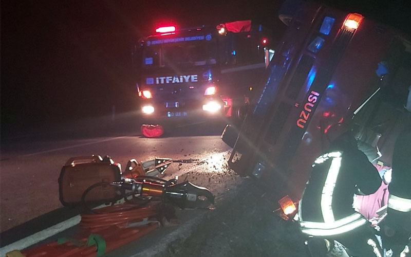 Kamyonet devrildi, imdada itfaiye ekibi yetişti