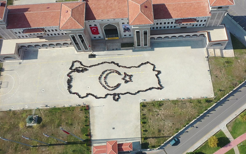 Denizli’de 650 öğrenciyle ay yıldız ve Türkiye haritası