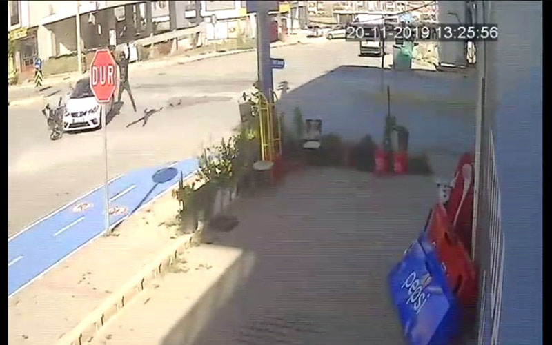 Otomobil ile motosiklet çarpıştı, sürücü havada takla attı