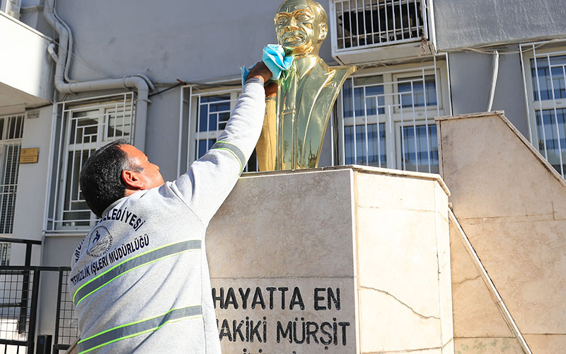 Pamukkale Belediyesi, Atatürk büstlerini temizletti